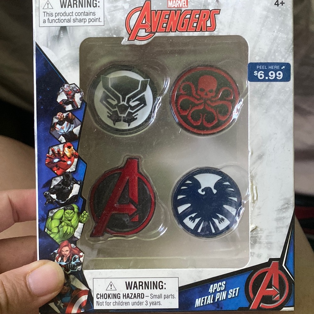 Marvel pin set